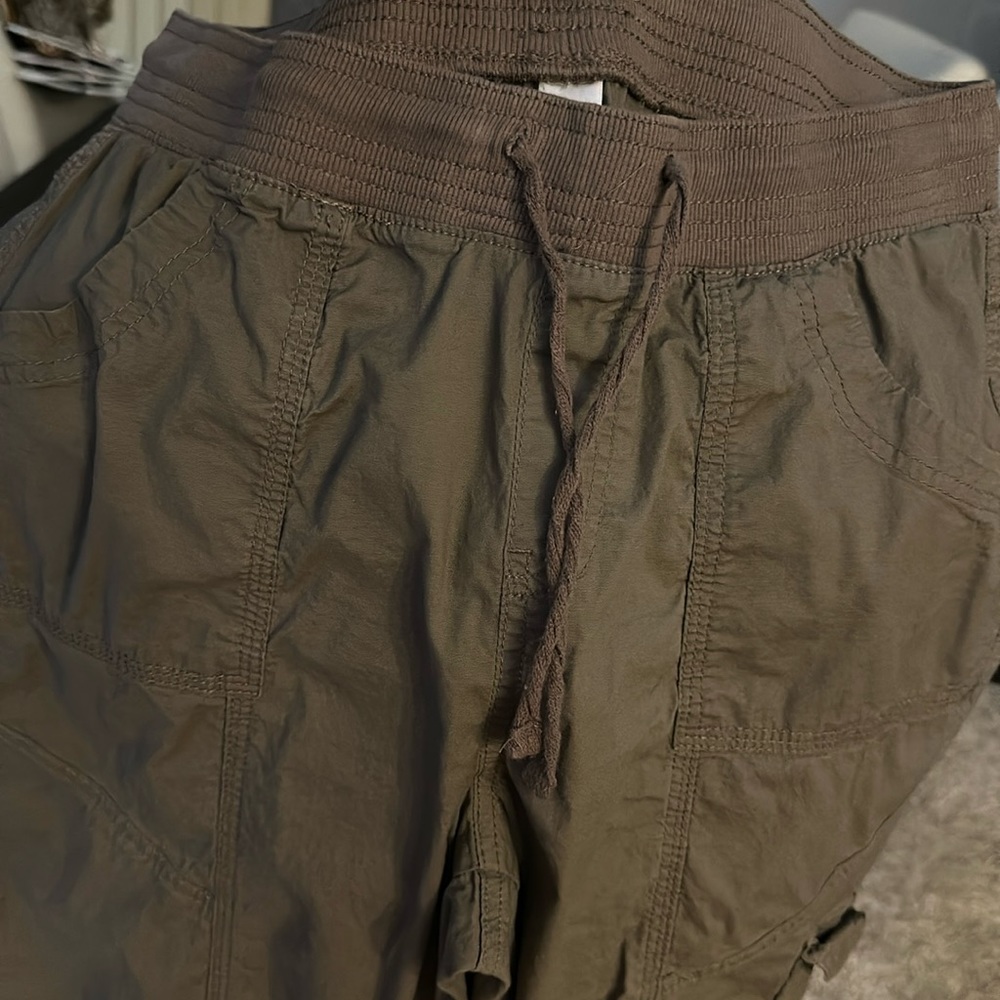 Army green cargo capris. Size PL. good used condition
